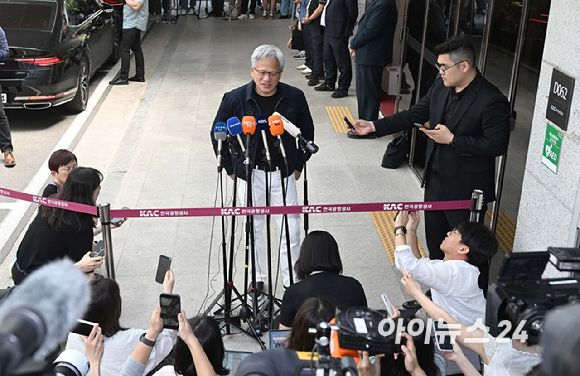 젠슨 황 엔비디아 최고경영자(CEO)가 5일 오후 전세기를 통해 서울김포비즈니스항공센터로 입국해 취재진의 질문에 답하고 있다. [사진=정소희 기자]