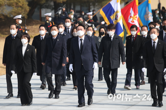 윤석열 제20대 대통령 선거 당선인이 10일 오전 서울 동작구 국립서울현충원을 찾아 현충탑 참배를 하기 위해 이동하고 있다. [사진=국회사진취재단]