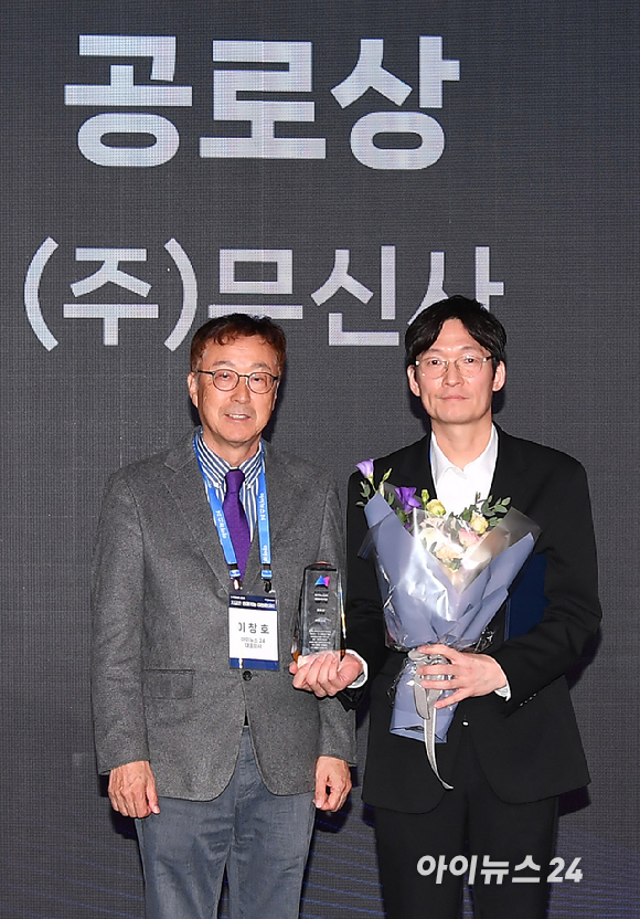 종합경제미디어 아이뉴스24가 23일 서울 영등포구 여의도동 FKI타워컨퍼런스센터에서 '아이포럼2025-지금은 인공지능 대전환(AX):AI 3대 강국 어떻게 만들 것인가' 컨퍼런스를 개최했다. 포럼에 앞서 '제6회 아이뉴스24 D·N·A 혁신상 시상식'이 열린 가운데 무신사 이승진 S&C본부 본부장이 D·N·A 공로상(아이뉴스24 대표이사상)을 수상하고 있다. 왼쪽은 시상자로 나선 이창호 아이뉴스24 대표. [사진=곽영래 기자]