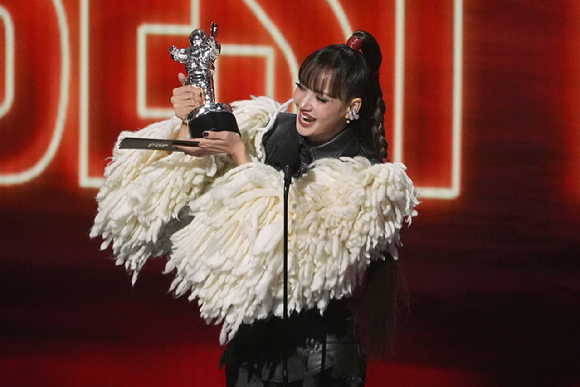블랙핑크 리사가 27일(현지 시간) 미국 로스엔젤레스 피콕 시어터에서 열린 '2026 MTV Video Music Awards'에서 베스트 팝 부문 수상 후 트로피를 들어올리고 있다. [사진=연합뉴스]