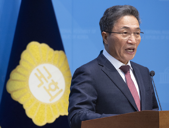 이학재 인천국제공항공사 사장이 20일 국회 소통관에서 '대통령실의 인천공항 공사 불법 인사 개입'을 주장하는 기자회견을 하고 있다. [사진=연합뉴스]