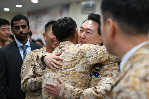 아랍에미리트(UAE)를 국빈 방문 중인 윤석열 대통령이 15일(현지시간) 현지에 파병중인 아크부대를 방문해 장병들을 격려하고 있다. 2023.01.16. [사진=뉴시스]