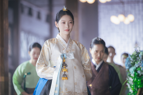 '21세기 대군부인' 아이유-변우석 스틸 [사진=MBC]