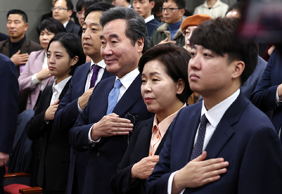 이준석(오른쪽부터) 전 국민의힘 당 대표와 양향자 한국의희망 대표, 이낙연 전 더불어민주당 대표, 금태섭 새로운선택 공동대표, 류호정 정의당 의원이 9일 오전 서울 여의도 국회에서 열린 양향자 한국의희망 대표 출판기념회에서 국민의례를 하고 있다. 2024.01.09. [사진=뉴시스]