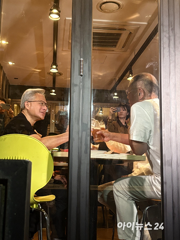 젠슨 황 엔비디아 CEO(왼쪽), 이재용 삼성전자 회장(가운데), 정의선 현대차그룹 회장이 30일 서울 강남구 깐부치킨에서 '치킨 회동을 하고 있다. [사진=권서아 기자 ]