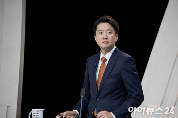 더불어민주당 이재명 대선 후보가 지난 24일 경기 시흥시 배곧아브뉴프랑센트럴광장에서 열린 유세에서 시민들에게 지지를 호소하고 있다. [사진=연합뉴스]