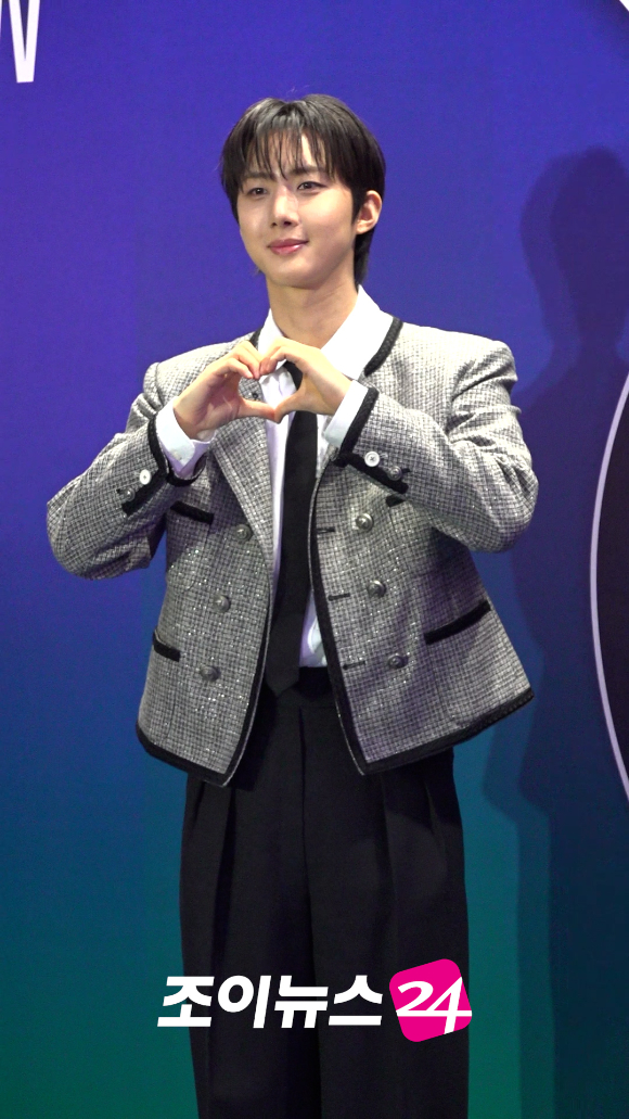 그룹 펜타곤 후이가 3일 오후 서울 동대문디자인플라자(DDP)에서 진행된 '2026 F/W 서울패션위크(SFW)' 오프닝 쇼 뮌 컬렉션 포토월 행사에 참석하고 있다. [사진=문수지 기자]