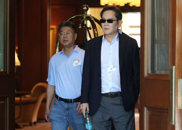 이재용 삼성전자 회장(오른쪽)과 한진만 삼성전자 DS부문 파운드리사업부장. [사진=연합]