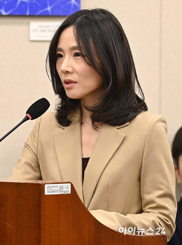 김진아 외교부 2차관이 30일 서울 여의도 국회에서 열린 쿠팡 침해사고 및 개인정보 유출, 불공정 거래, 노동환경 실태 파악과 재발방지 대책 마련을 위한 청문회에서 질의에 답변하고 있다. [사진=곽영래 기자]