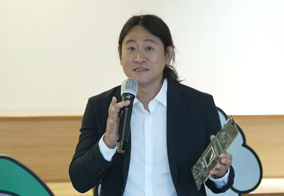 15일 성남시 판교에 위치한 AXZ 사옥에서 (왼쪽부터) 김성훈 업스테이지 대표, 백준호 퓨리오사AI 대표, 이건수 AXZ 대표가 각 사의 계획과 3사 협력 방안 등에 대한 대담을 나누고 있다. [사진=영상 갈무리]