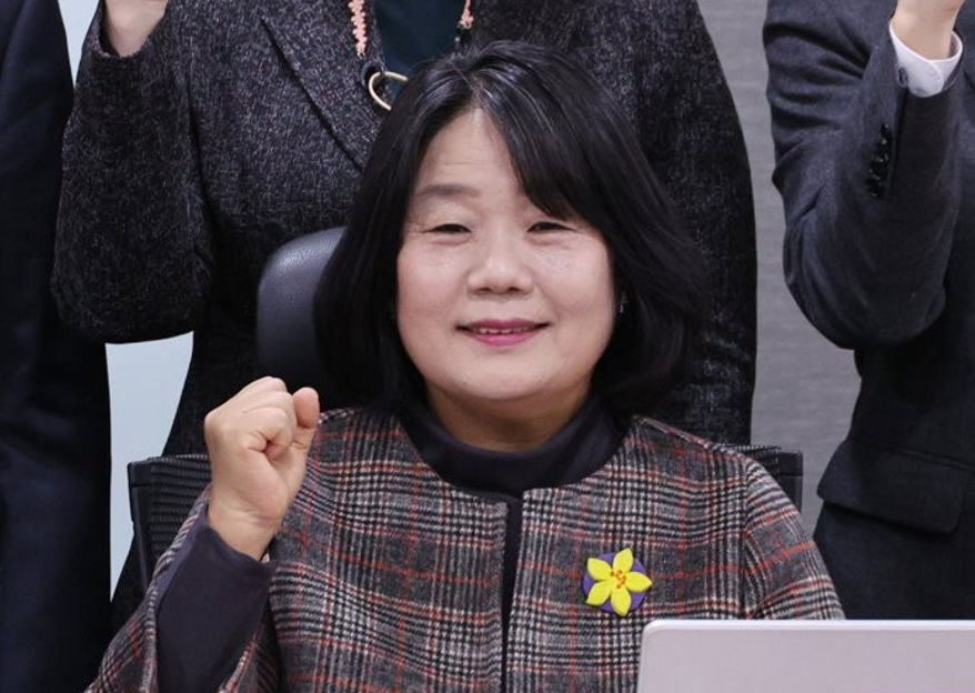 윤미향 전 의원이 무소속 국회의원 시절이던 2023년 2월 13일 오후 국회 의원회관 제8간담회의실에서 열린 '퇴역 경주마 복지 개선을 위한 국회토론회'에서 기념촬영을 하고 있다. 2023.2.13 [사진=연합뉴스]
