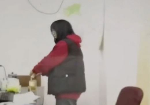 임신한 동료의 물에 지속해서 독성 물질을 탄 중국 여성의 영상이 공개됐다. 사진은 동료 물통에 가루 물질을 타고 있는 여성 A씨의 모습. [사진=웨이보 캡처]