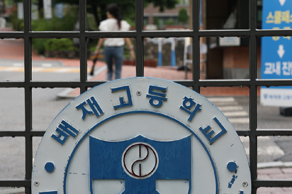 지난달 6일 오후 전남광주통합특별시 북구 국립 5&middot;18 민주묘지에서 배재고등학교 야구부 학생들이 참배하고 있다. [사진=연합뉴스]