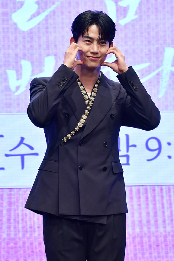 그룹 2PM 옥택연이 11일 오후 서울 구로구 신도림동 더세인트에서 진행된 KBS2 새 수목드라마 '남주의 첫날밤을 가져버렸다' 제작발표회에 참석해 포즈를 취하고 있다. [사진=문수지 기자]