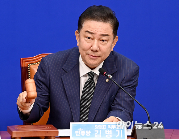 김병기 더불어민주당 대표 직무대행 겸 원내대표가 16일 오전 서울 여의도 국회에서 열린 최고위원회의를 주재하고 있다. [사진=곽영래 기자]