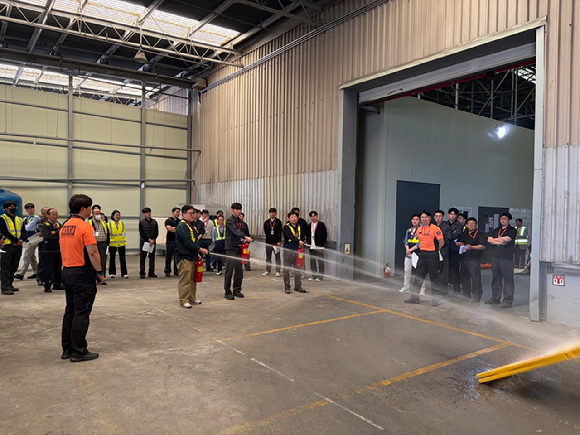 24일 오후 김포공항 통합정비센터에서 이스타항공과 공항소방구조대 임직원들이 중대산업재해 발생에 대비해 모의 훈련을 진행하고 있다. [사진=이스타항공]