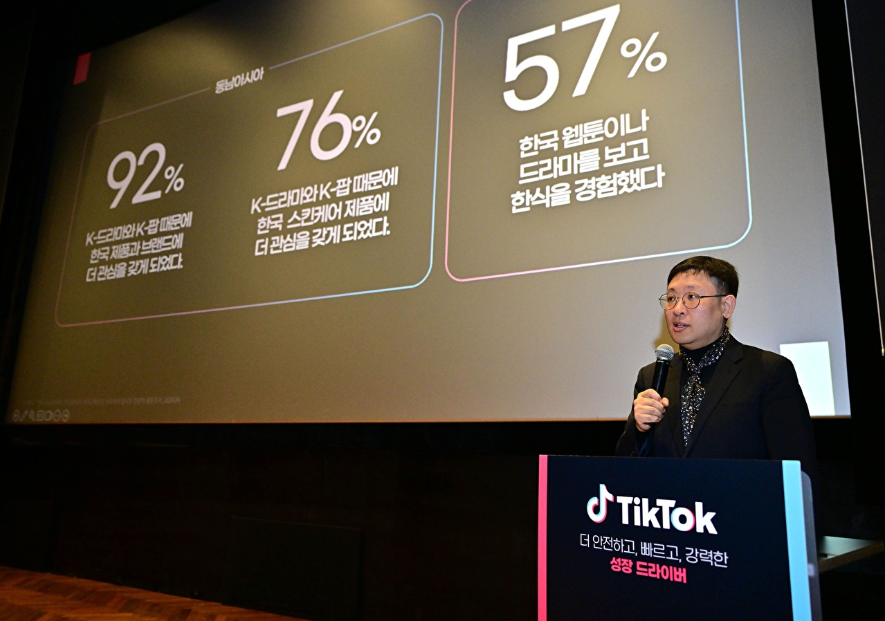 18일 서울 강남구 CGV 청담씨네시티에서 열린 '2025 틱톡 미디어 데이'에서 정재훈 틱톡코리아 운영 총괄이 발표하고 있다. [사진=틱톡]