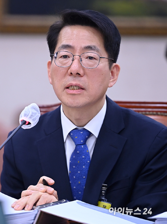 황종우 해양수산부 장관 후보자가 23일 국회 농림축산식품해양위원회에서 열린 인사청문회에서 질의에 답변하고 있다. [사진=곽영래 기자]