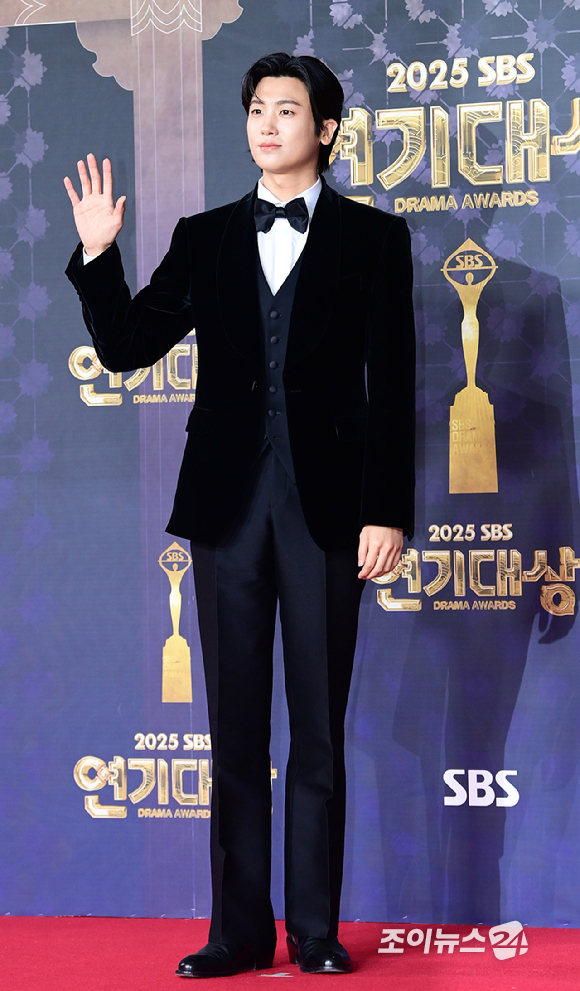 '보물섬' 배우 박형식이 31일 오후 서울 마포구 상암동 SBS 프리즘타워에서 열린&nbsp;2025 SBS 연기대상&nbsp;레드카펫 행사에 참석하고 있다. [사진=정소희 기자]