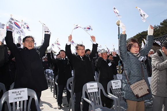  1일 홍남표 경상남도 창원특례시장(가운데)이 마산합포구 진전면 애국지사사당에서 열린 제105주년 삼일정 추념식에서 만세삼창을 하고 있다. [사진=경상남도 창원특례시] 