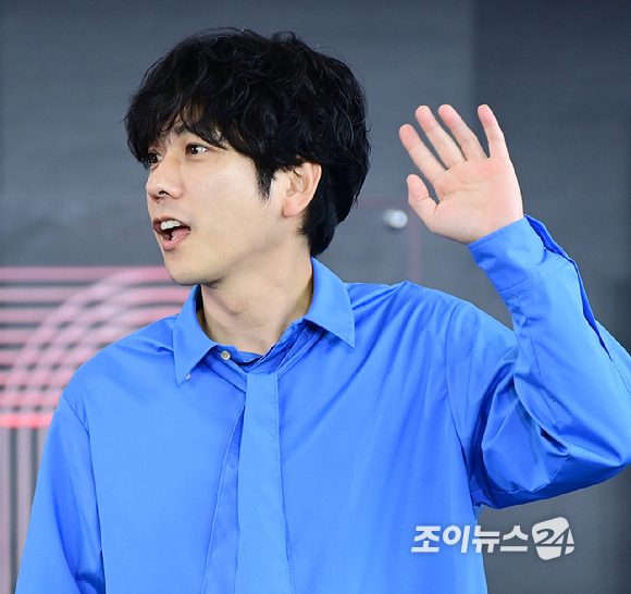 배우 니노미야 카즈나리가 19일 오후 부산광역시 해운대구 우동 영화의 전당에서 열린 제30회 부산국제영화제(BIFF) '8번 출구' 야외무대인사 행사에 참석하고 있다. [사진=정소희 기자]