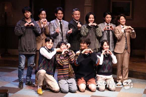 배우 최석진, 우현주, 오승훈, 박지일, 문근영, 정인지, 양소민, 김주연, 최정우, 김단이, 김시유(왼쪽 위부터 시계방향)가 19일 오후 서울 종로구 동숭동 대학로티오엠에서 진행된 연극 '오펀스' 프레스콜에 참석해 포즈를 취하고 있다. [사진=문수지 기자]