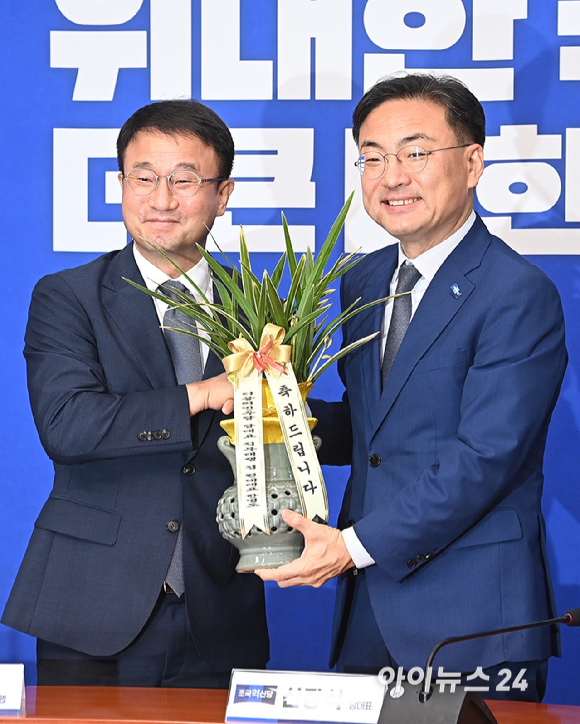 신장식 조국혁신당 신임 당대표가 28일 서울 여의도 국회에서 한병도 더불어민주당 당대표 직무대행 겸 원내대표를 예방하고 있다. [사진=곽영래 기자]