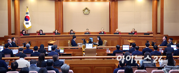 윤석열 대통령이 23일 서울 종로구 헌법재판소에서 열린 탄핵심판 4차 변론에 출석하고 있다. [사진=사진공동취재단]