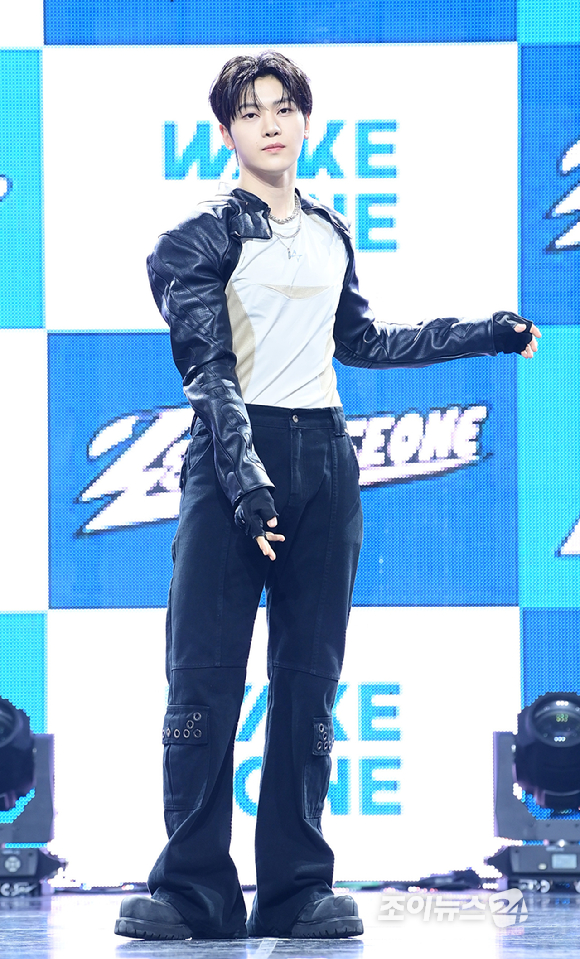 그룹 제로베이스원 석매튜가 1일 오후 서울 용산구 한남 블루스퀘어에서 열린 제로베이스원(ZEROBASEONE) 정규 1집 '네버 세이 네버(NEVER SAY NEVER)' 쇼케이스에 참석하고 있다. [사진=정소희 기자]