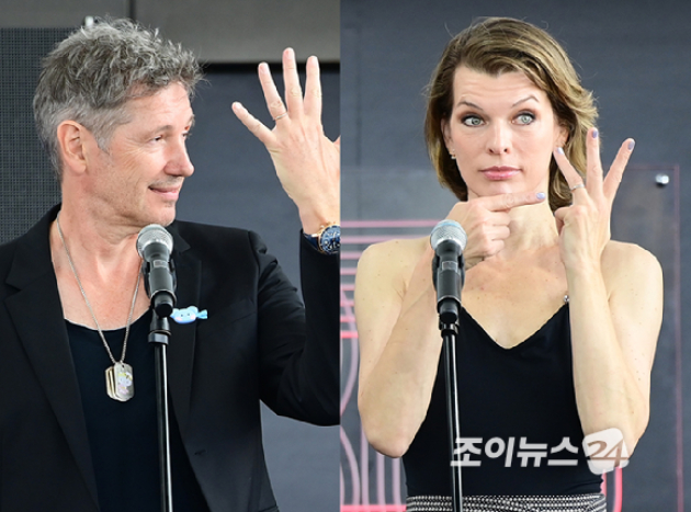 폴 핸더슨 감독과 배우 밀라 요보비치 부부가 19일 오후 부산광역시 해운대구 우동 영화의 전당에서 열린 제30회 부산국제영화제(BIFF) '프로텍터' 야외무대인사 행사에 참석해 결혼 반지를 들어 보이고 있다. [사진=정소희 기자]