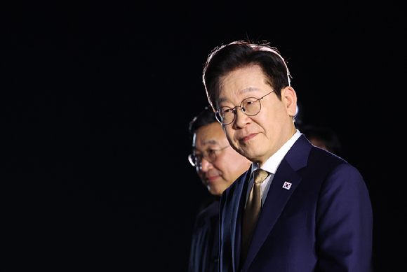 한-아세안 정상회의를 마친 이재명 대통령이 27일 경기 성남 서울공항에 도착해 공군1호기에서 내려 차량으로 이동하고 있다. 2025.10.27 [사진=연합뉴스]