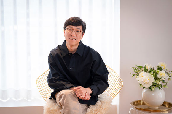 '유미의 세포들 시즌3'을 연출한 이상엽 감독이 인터뷰에 앞서 사진 촬영을 하고 있다. [사진=티빙]