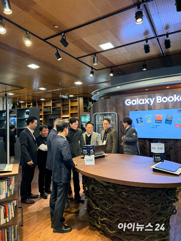 이민철 삼성전자 MX사업부 갤럭시 에코비즈 팀장(부사장)이 갤럭시 북6를 소개하고 있다. [사진=황세웅 기자]