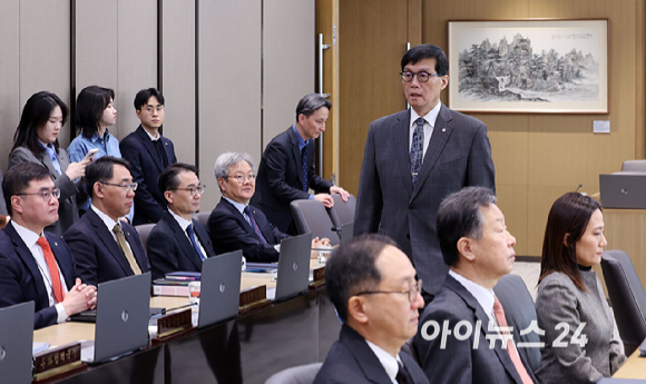 이창용 한국은행 총재가 25일 서울 중구 한국은행 본관에서 열린 금융통화위원회 본회의에 참석하고 있다. [사진=사진공동취재단]