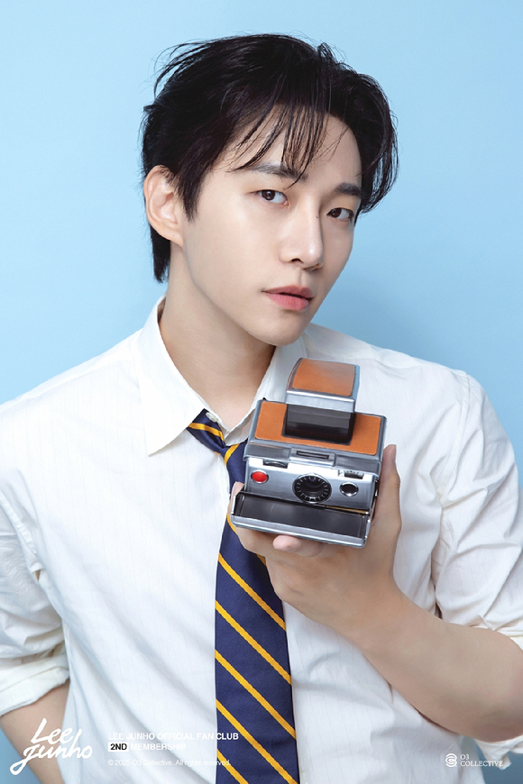 가수 겸 배우 이준호가 팬클럽 2기 콘셉트 포토 촬영에서 포즈를 취하고 있다. [사진=O3 Collective]