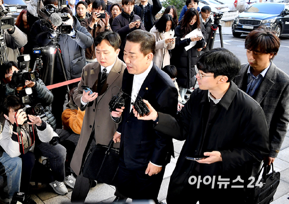 공천헌금 수수 의혹 등 13가지 의혹으로 수사를 받고 있는 김병기 무소속 의원이 26일 오전 서울 마포구 서울경찰청 공공범죄수사대에 출석하고 있다. [사진=곽영래 기자]