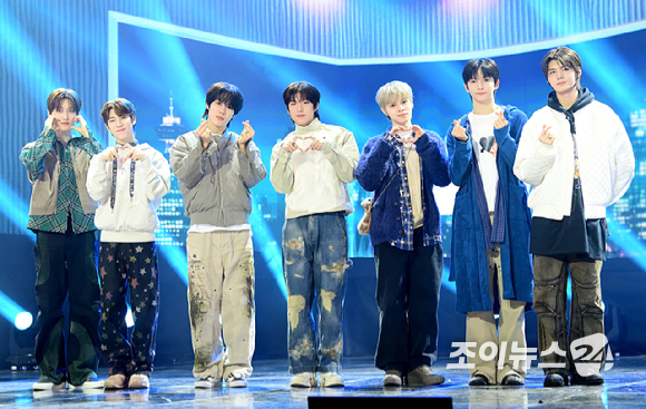 그룹 아크가 8일 오후 서울 마포구 SBS프리즘타워 공개홀에서 열린 아크(ARrC) 미니 2집 'nu kidz: out the box(뉴 키즈: 아웃 더 박스)'발매 기념 미디어 쇼케이스에 참석하고 있다. [사진=정소희 기자]
