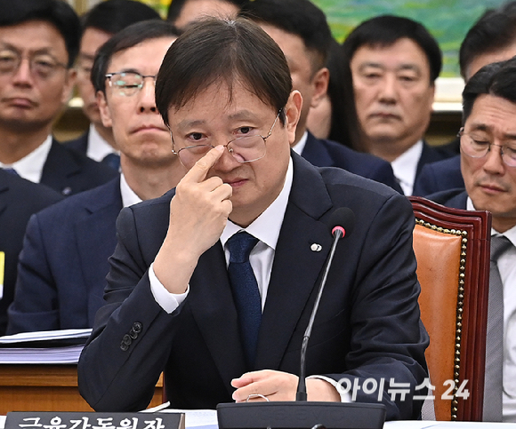 이찬진 금융감독원장이 27일 서울 여의도 국회에서 열린 정무위원회의 종합감사에서 위원 질의를 경청하고 있다. [사진=곽영래 기자]