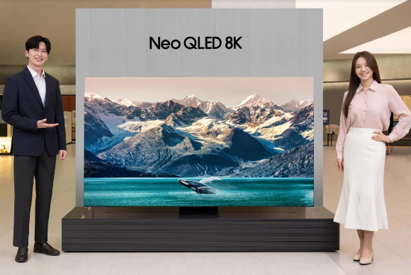 삼성전자 모델이 서울 대치동에 위치한 삼성 디지털프라자 대치본점에서 2023형 Neo QLED 8K 85형 제품을 선보이는 모습. [사진=삼성전자 ]