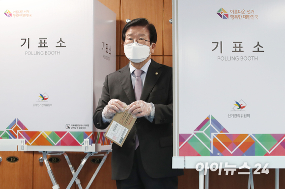 박병석 국회의장이 4일 오전 서울 용산구 한남동주민센터에 마련된 사전투표소에서 제20대 대통령선거 사전투표를 하고 있다. [사진=국회사진취재단]