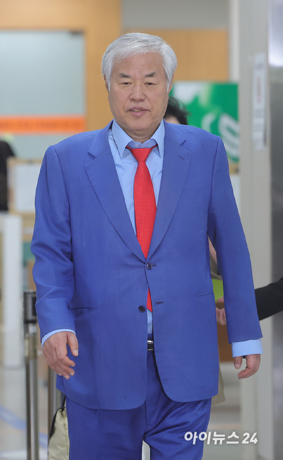 공직선거법 위반 혐의를 받는 전광훈 사랑제일교회 목사가 12일 서울중앙지법에서 열린 공판에 출석하고 있다. [사진=곽영래 기자]