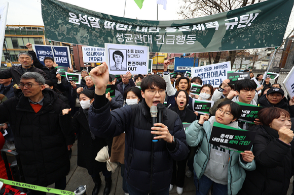 황교안 전 국무총리가 28일 서울 종로구 성균관대학교 앞에서 열린 윤석열 대통령 탄핵 반대 집회에 참가해 규탄 발언을 하고 있다. [사진=연합뉴스]