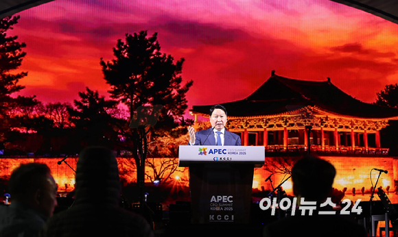 최태원 SK그룹 회장 겸 대한상공회의소 회장이 28일 경북 경주시 화랑빌리지에서 열린 APEC 2025 CEO 서밋 환영 만찬(리셉션)에서 인사말을 하고 있다. [사진=대한상공회의소]