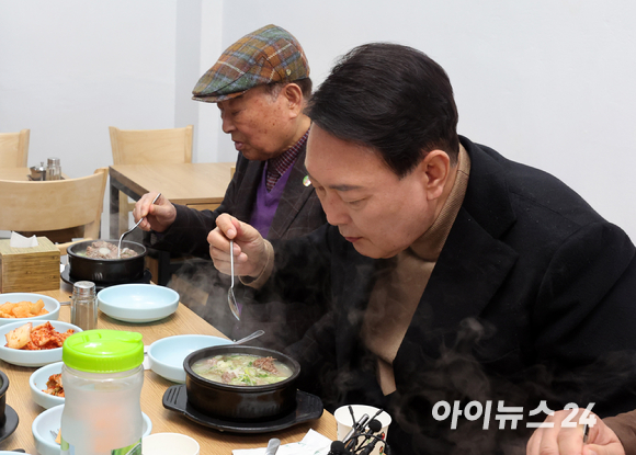 윤석열 대통령 당선인이 14일 당선 이후 첫 외부 공식일정으로 서울 남대문 시장을 찾아 상인회 회장단과 간담회를 마친 뒤, 식당에서 식사를 하고 있다. [사진=국회사진취재단]