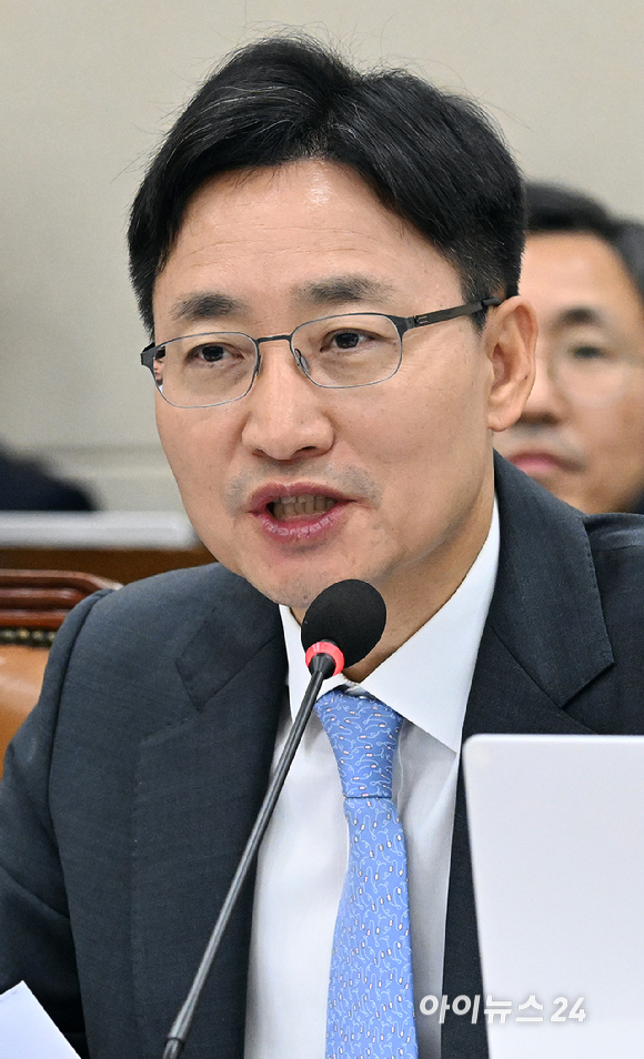 임광현 국세청장이 29일 국회 기획재정위원회에서 열린 한국은행&middot;국세청&middot;관세청 등에 대한 종합감사에서 의원 질의에 답하고 있다. [사진=곽영래 기자]