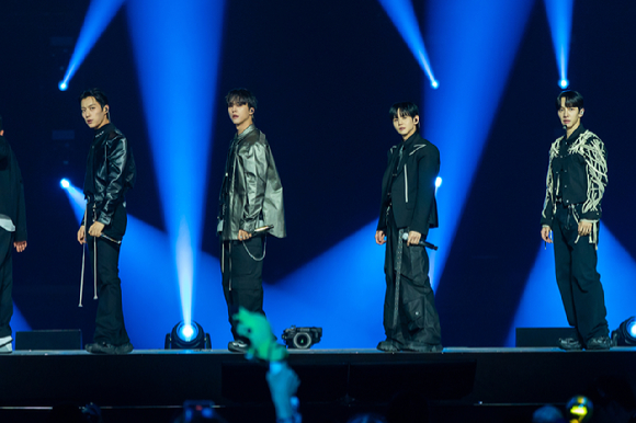 그룹 하이라이트가 지난 11일 일본 지바현 마쿠하리 멧세에서 개최된 '케이콘 재팬 2025(KCON JAPAN 2025)' 엠카운트다운 무대에서 열띤 공연을 펼치고 있다. [사진=CJ ENM]