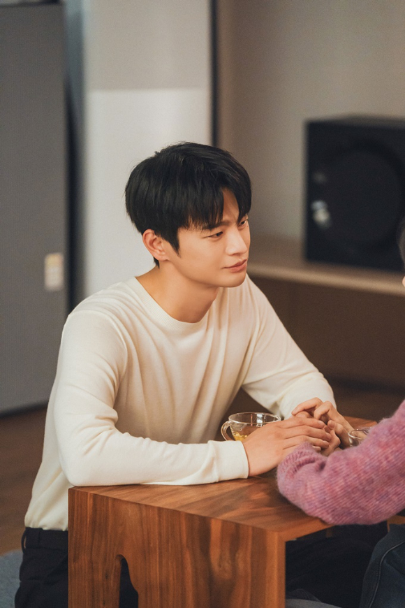 배우 서인국이 tvN 월화드라마 '내일도 출근' 종영 인터뷰에 앞서 포즈를 취하고 있다. [사진=스토리제이컴퍼니]