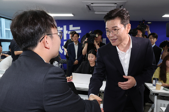 정원오 더불어민주당 서울시장 후보가 제9회 전국동시지방선거일인 3일 오후 서울 중구 세종대로 캠프에서 취재진과 인사를 나누고 있다. [사진=곽영래 기자]