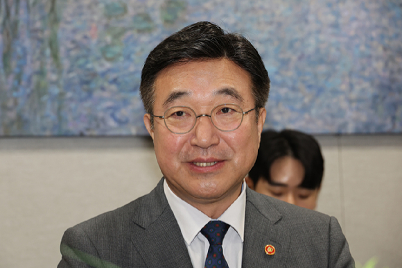 지난 25일 서울 여의도 국회에서 열린 전주&middot;완주 통합논의를 위한 간담회에서 윤호중 행정안전부 장관이 인사말을 하고 있다. [사진=연합뉴스]