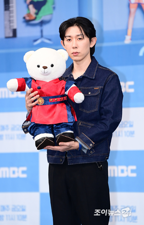 음악프로듀서 코드쿤스트가 4일 오후 서울 마포구 MBC 골든마우스홀에서 열린 MBC '나 혼자 산다' 10주년 기념 기자간담회에서 포즈를 취하고 있다. [사진=정소희 기자]